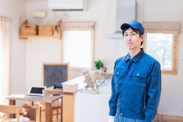 家のメンテナンスをする技術スタッフ