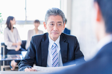 商談をする営業マン