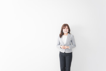 マウスガードを着けたビジネスウーマン