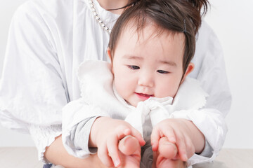 お母さんと家で遊ぶ赤ちゃん