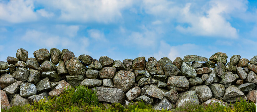 Steinmauer aus Rundsteinen