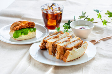 カツサンドとチキンバーガー

