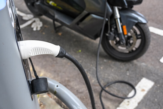 Vehicule electrique borne station recharge electricité Moto scooter