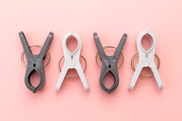 ピンク背景の洗濯ばさみ