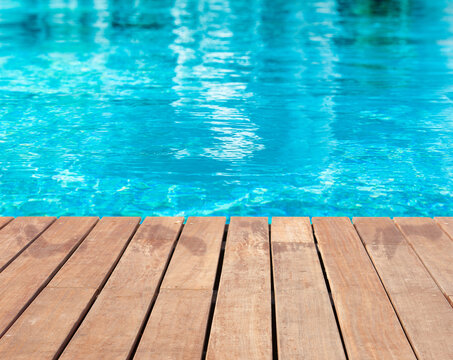 Traces de pas sur plage de piscine bleue 