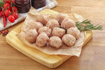 Raw chicken meatballs for cooking