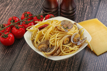 Pasta with vongole and tomato