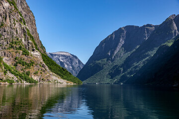 Spiegelung im Naerøyfjord in Norwegen
