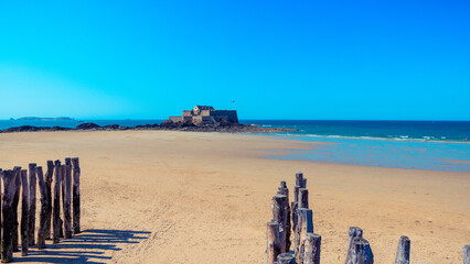 beach of Saint Malo, Brittany in France - obrazy, fototapety, plakaty