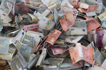 Viele Geldscheine, Euro's, Münzen und ausländische Währung liegt in einem Glaskasten....money...