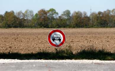 Verbotsschilder für Autos erklären uns die Welt, in München. Fotografin: Michaela Rehle