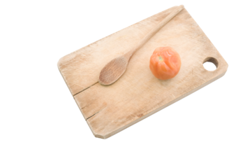 immagine primo piano con pomodoro da agricoltura biologica su tagliere in legno rustico e cucchiaio in legno, sfondo trasparente