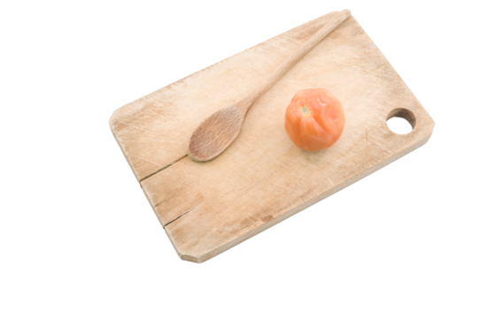 immagine primo piano con pomodoro da agricoltura biologica su tagliere in legno rustico e cucchiaio in legno, sfondo trasparente