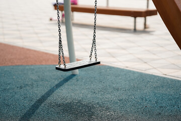 Children's swing on a chain - obrazy, fototapety, plakaty