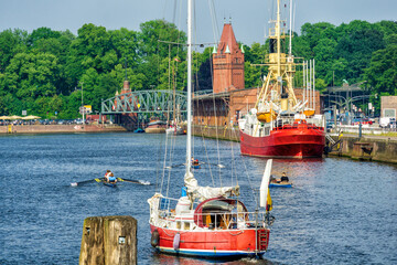 Freizeitschiffer auf der Trave in Lübeck