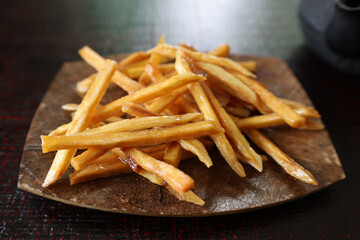 菓子皿にのせた芋ケンピ