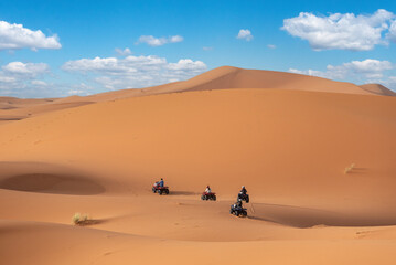 Fototapeta na wymiar Motor quads driving off-road in the Erg Chebbi desert near Merzouga