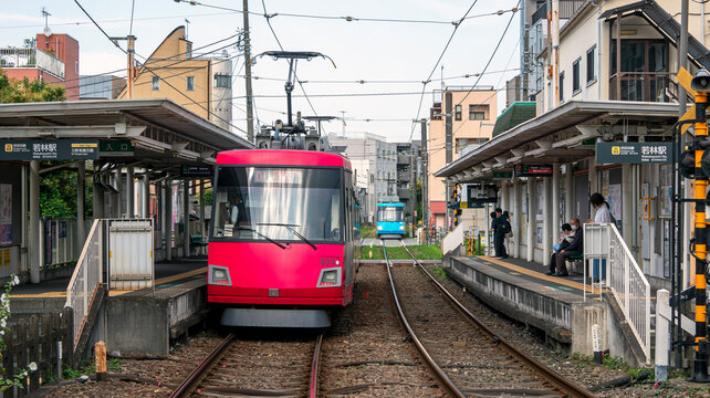 都会の小さな電車 © 映彦 松葉