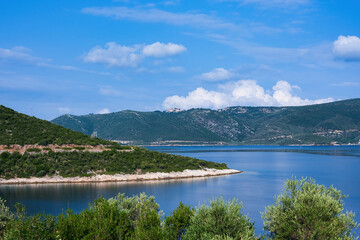 Fototapeta na wymiar small picturesque village on top of a hill, overlooking the sea. Greece, Aegean Sea, Pagasetic Gulf, Trikeri village