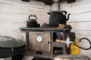 Antigua estufa de gas de hierro fundido.
