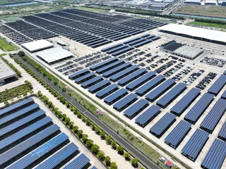 Türaufkleber parking lot with solar panels © THINK b