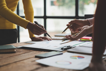 Obraz premium Modern businesswoman meeting with startup projects pointing to calculations and analyzing charts and graphs of financial data. business and accounting teamwork concept