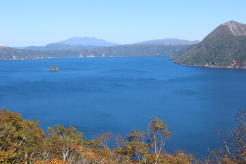Fototapeta premium 青い静かな湖 摩周湖 