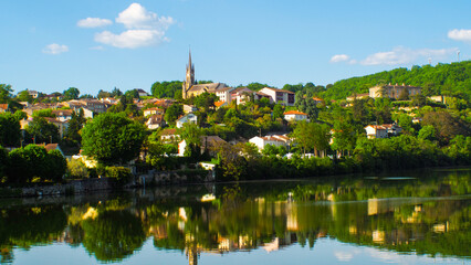 Vue en large de la ville de Fumel, dans le Lot-et-Garonne - obrazy, fototapety, plakaty