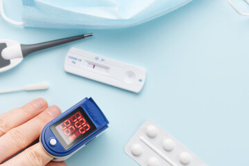 Pulse oximeter measuring oxygen saturation in blood and heart rate