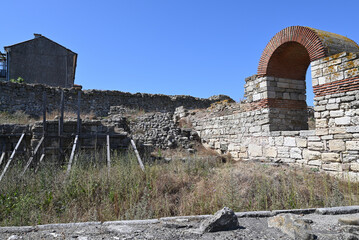 westliche Stadtmauer in der Altstadt von Nessebar, Bulgarien