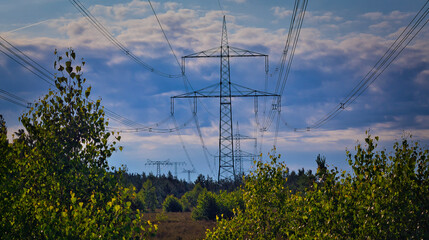 Strommast - Stromleitung - Stromtrasse - Energiekriese - Nebel - Abend - Electricity - Energy - Infrastructure - Concept - Power Lines - Transmission - High Voltage - Blackout	