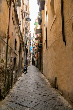 Narrow city street in the historical center of Naples. © Enrico Della Pietra
