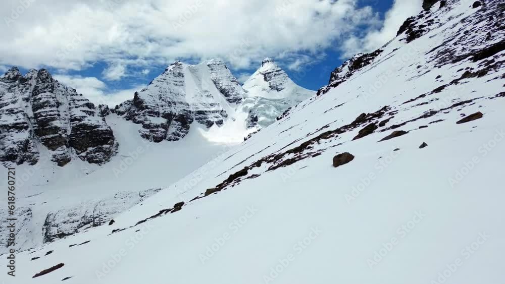 Poster Landscape drone footage over snowy Kunturiri mountain in the Cordillera Real of Bolivia