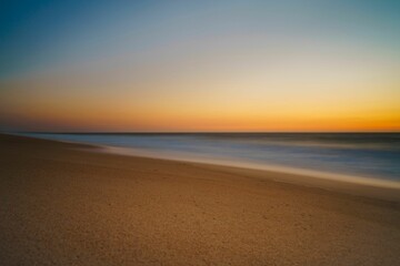 Obraz premium Stunning and tranquil beach at dusk