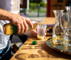 Gäste werden auf einer Party an einer Bar bedient