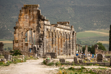Iconic ruins of the forum in Volubilis, an old ancient Roman city in Morocco - obrazy, fototapety, plakaty