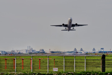 Fototapeta premium 離陸する飛行機