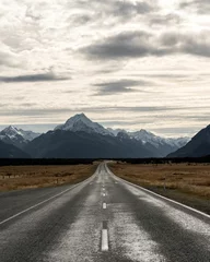 Photo sur Plexiglas Aoraki/Mount Cook Asphalt road leading to the snow-covered Mount Cook.
