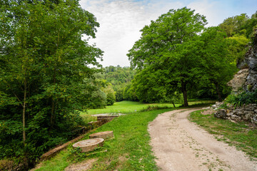 Chemin menant vers le moulin et la source de la Doue, Jura, Doubs, Bourgogne-Franche-Comté, France