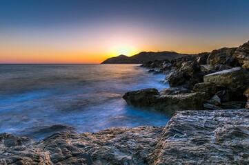 Obraz premium Mesmerizing view of a beautiful seascape during sunrise in Crete, Greece