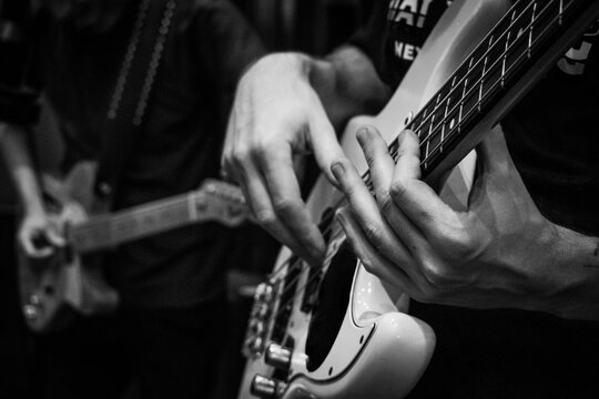 Banda de Rock tocando y grabando en estudio de grabaci&oacute;n profesional