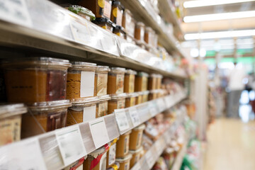 棚に並んだ沢山の味噌