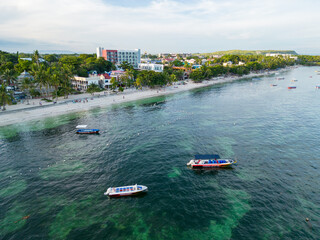 Obraz premium 아름다운 해변과 호핑보트(필리핀 전통배, 방카)들이 있는 필리핀 보홀 팡라오섬의 알로나 비치 풍경