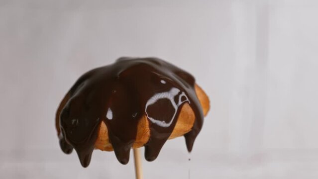 food video: chocolate pour on eclair cake