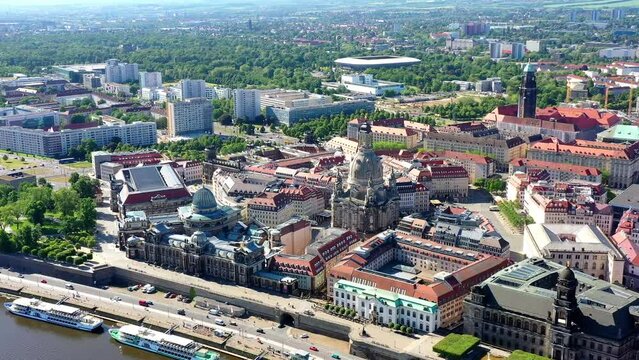 Drohnenaufnahme, Flug &uuml;ber die historische Altstadt, die Elbe und alle Sehensw&uuml;rdigkeiten, Schiffsanleger, Frauenkirche, Schlosskirche, Schloss, Rathaus, Kreuzkirche, Dresden, Sachsen, Deutschland