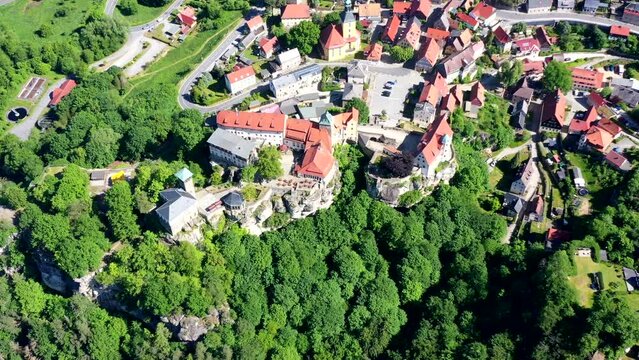 Drohnenvideo, Flug &uuml;ber die W&auml;lder des Nationalpark S&auml;chsische Schweiz, historische mittelalterliche Burg Hohnstein, Sachsen, Deutschland