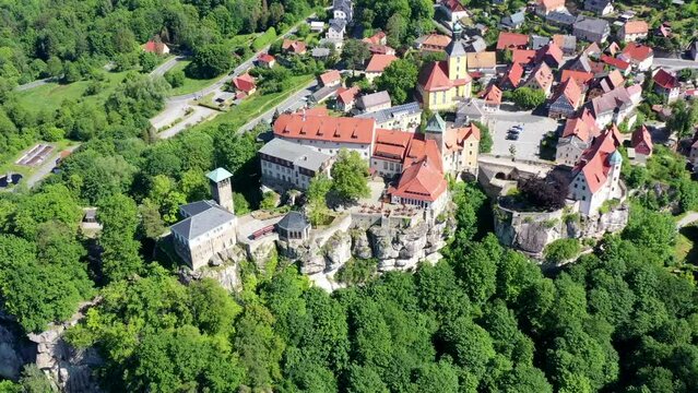 Drohnenvideo, Flug &uuml;ber die W&auml;lder des Nationalpark S&auml;chsische Schweiz, historische mittelalterliche Burg Hohnstein, Sachsen, Deutschland