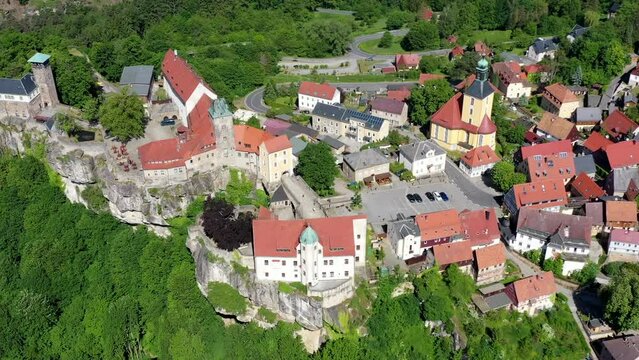 Drohnenvideo, Flug &uuml;ber die W&auml;lder des Nationalpark S&auml;chsische Schweiz, historische mittelalterliche Burg Hohnstein, Sachsen, Deutschland
