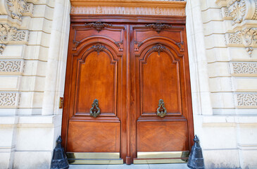 Old ornate door in Paris - typical old apartment buildiing. - 618869112