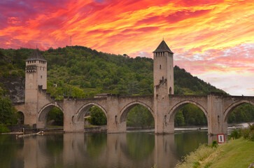 Fototapeta na wymiar Pont de Valentré à Cahors, dans le Lot, au coucher de soleil